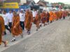 Pengendara Bermotor di Cluring Beri Apresiasi untuk Rombongan Biksu Thudong