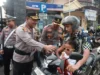 Kapolres Jember Bagikan Es Krim dan Cokelat Saat Operasi Patuh Semeru 2026